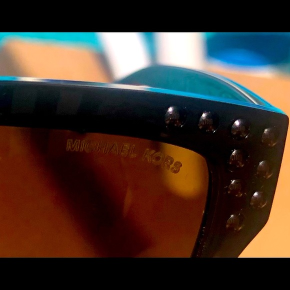 Michael Kors Banff Sunglasses in Black with Brown Gradient Polarized Lens - Picture 15 of 15